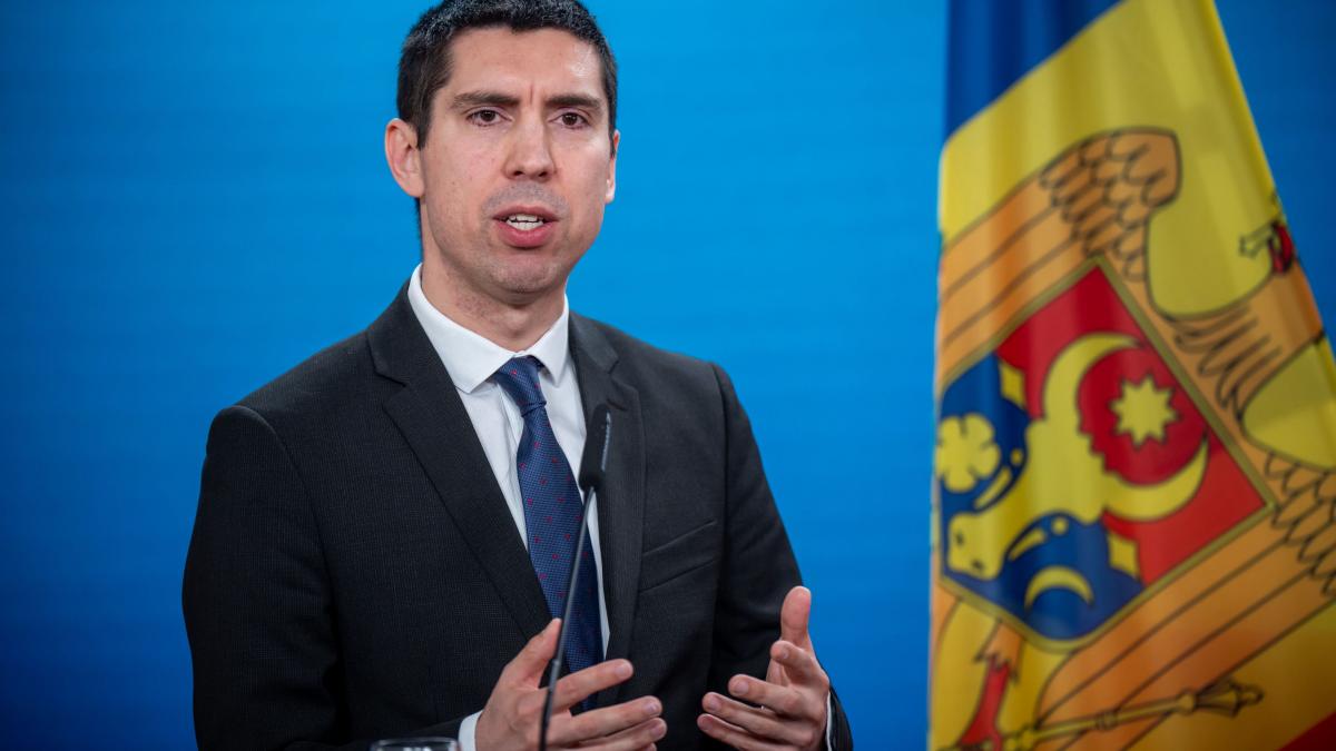 poza in care apare Mihai Popșoi, ministrul Afacerilor Externe din Republica Moldova