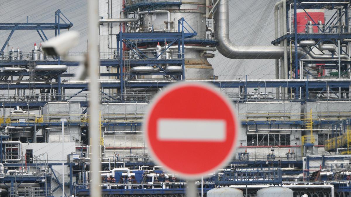 rusii vand singura rafinarie din serbia in urma sanctiunilor mol preia actiunile gazprom in schema intra si seicii din emirate