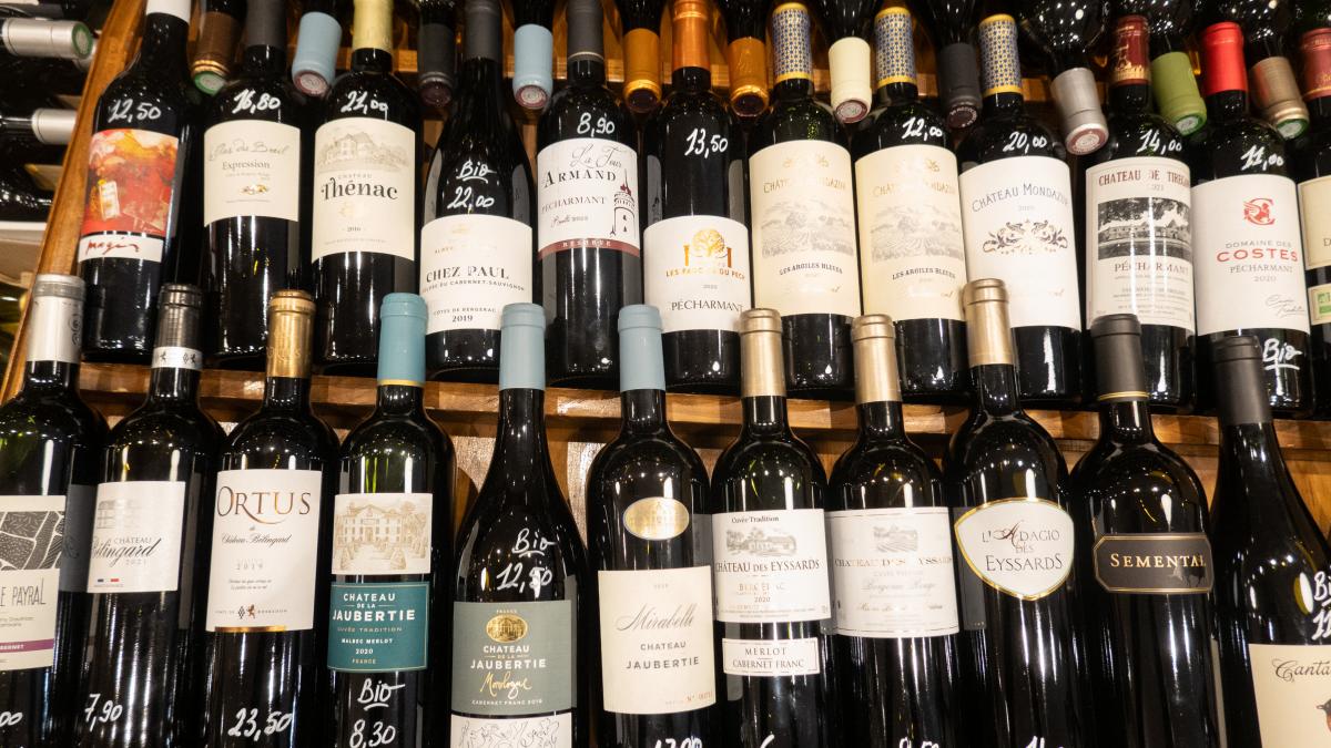 trump ameninta ca va impune taxe de 200 pe vinurile si sampaniile frantuzesti ce gest al lui macron l a infuriat pe presedintele sua