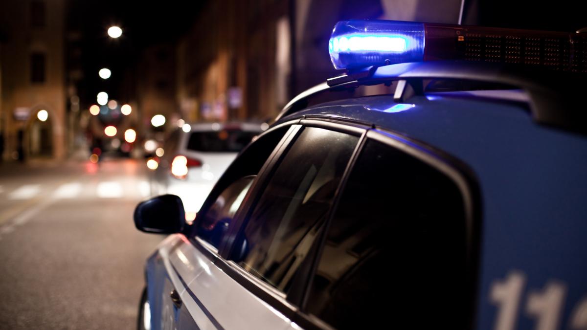 o masina de politie noaptea pe o strada