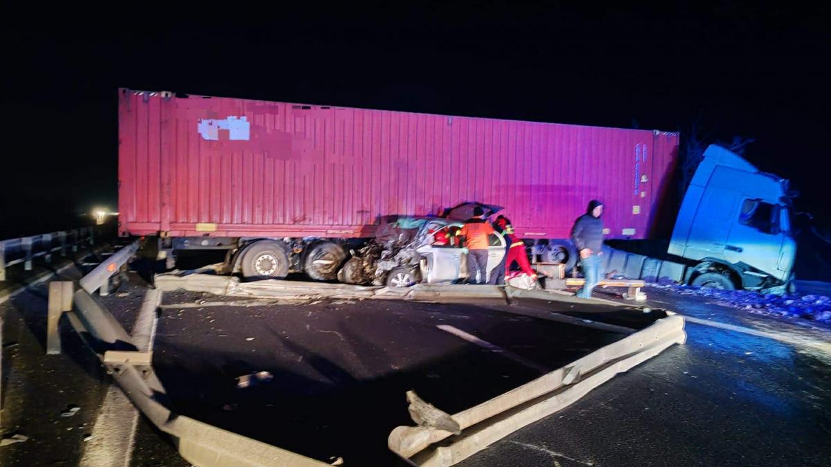 accident infiorator pe a1 la simeria un autoturism s a zdrobit de un tir pus perpendicular pe sensul de mers o femeie a murit