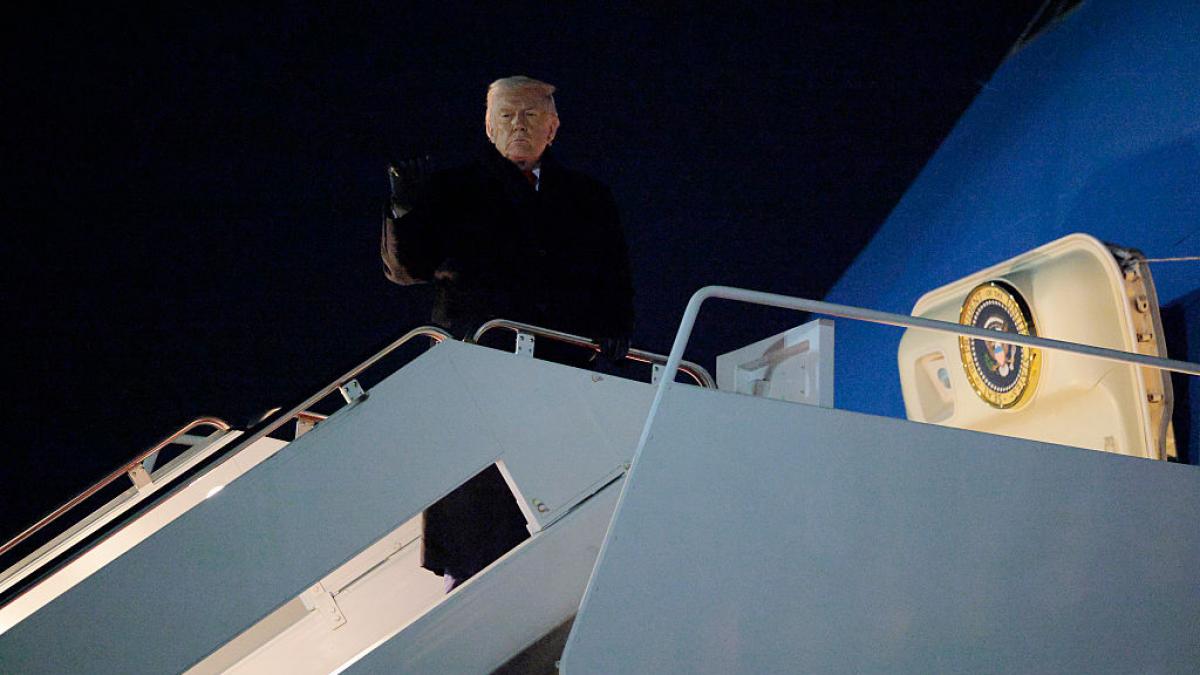 poza in care apare Donald Trump, înainte să urce în Air Force One, plecând de la Washington spre Elveția, pe 20 ianuarie 2026