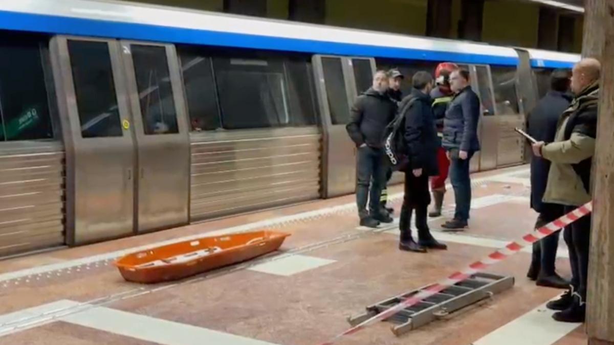femei ranita grav dupa ce a cazut pe sine in statia de metrou constantin brancoveanu din bucuresti circulatia trenurilor e afectata