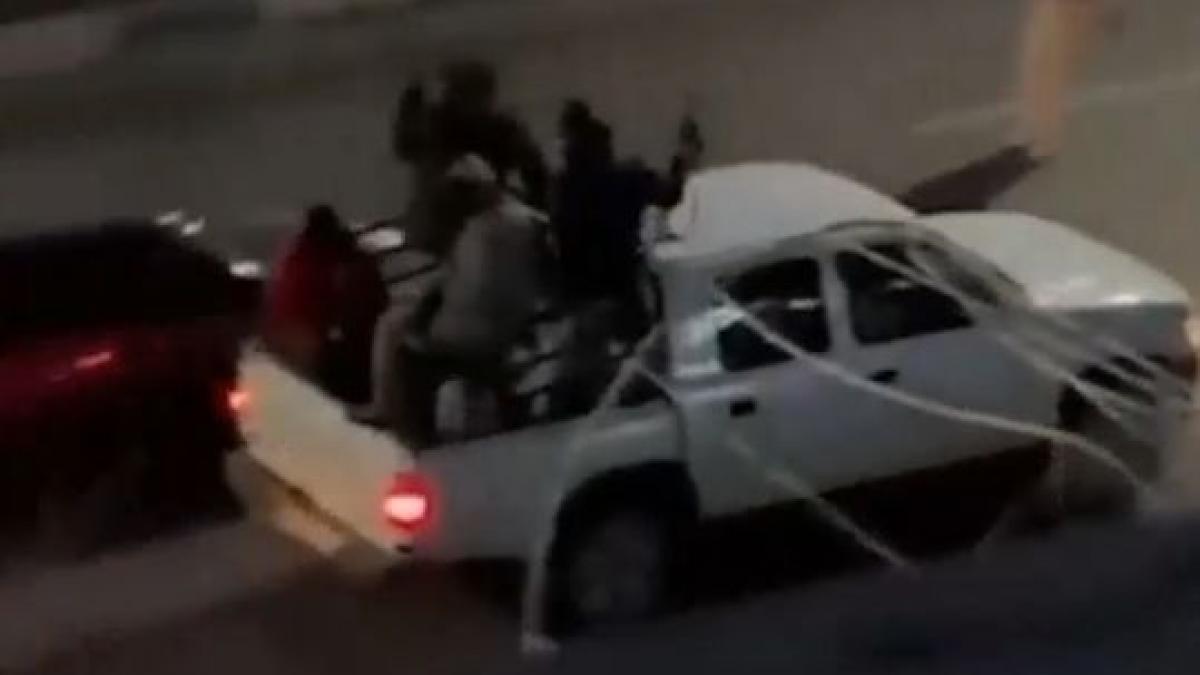 militii inarmate aflate intr-un autoturism toyota si folosind mitraliere grele