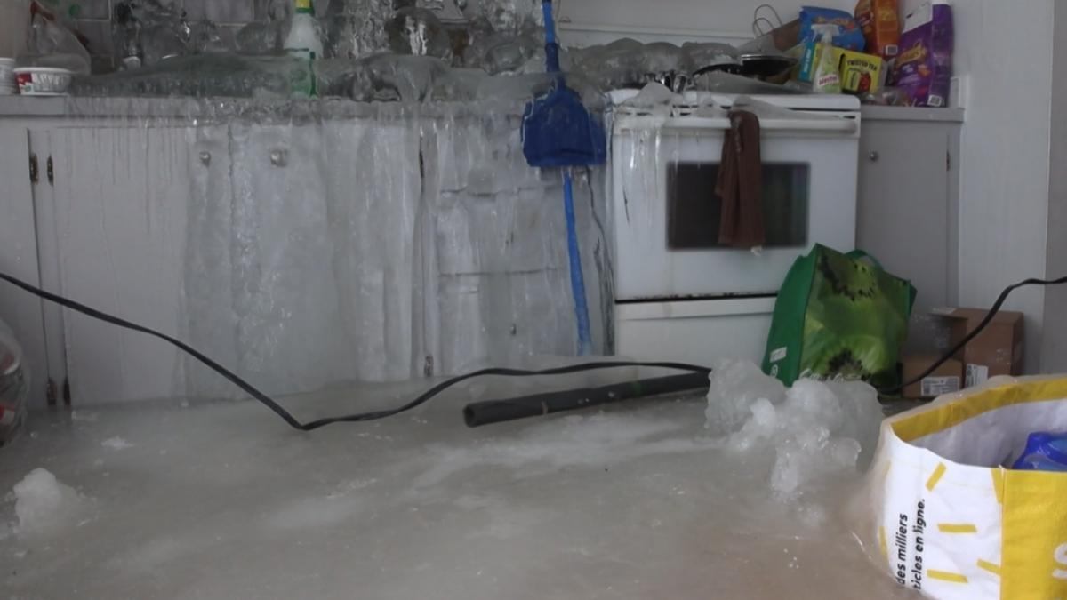 un apartament a inghetat la propriu dupa ce chiriasul a oprit incalzirea ca sa faca economie iar tevile de apa s au spart