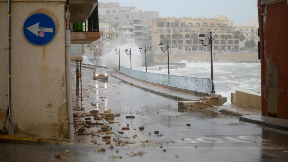 ciclonul harry a lovit bazinul mediteranei cu valuri de 16 m si rafale de 138 km h imagini apocaliptice din grecia italia si malta