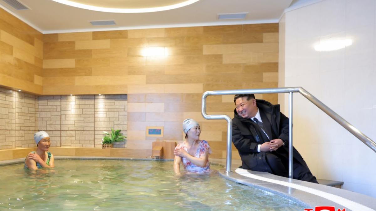 imbracat in pufoaica kim rade cu pofta impreuna cu femei in costum de baie dintr o piscina fierbinte imagini comice in coreea de nord