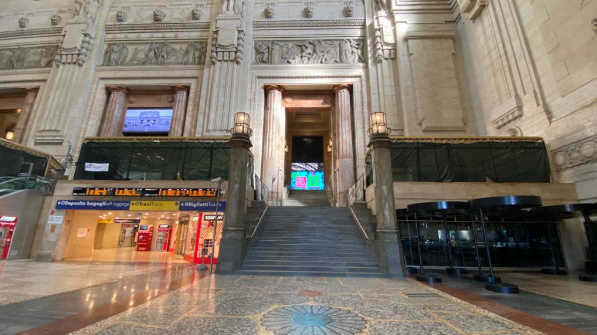 in gara centrala din milano se amenajeaza un hotel de lux in locul in care acum functioneaza un fast food
