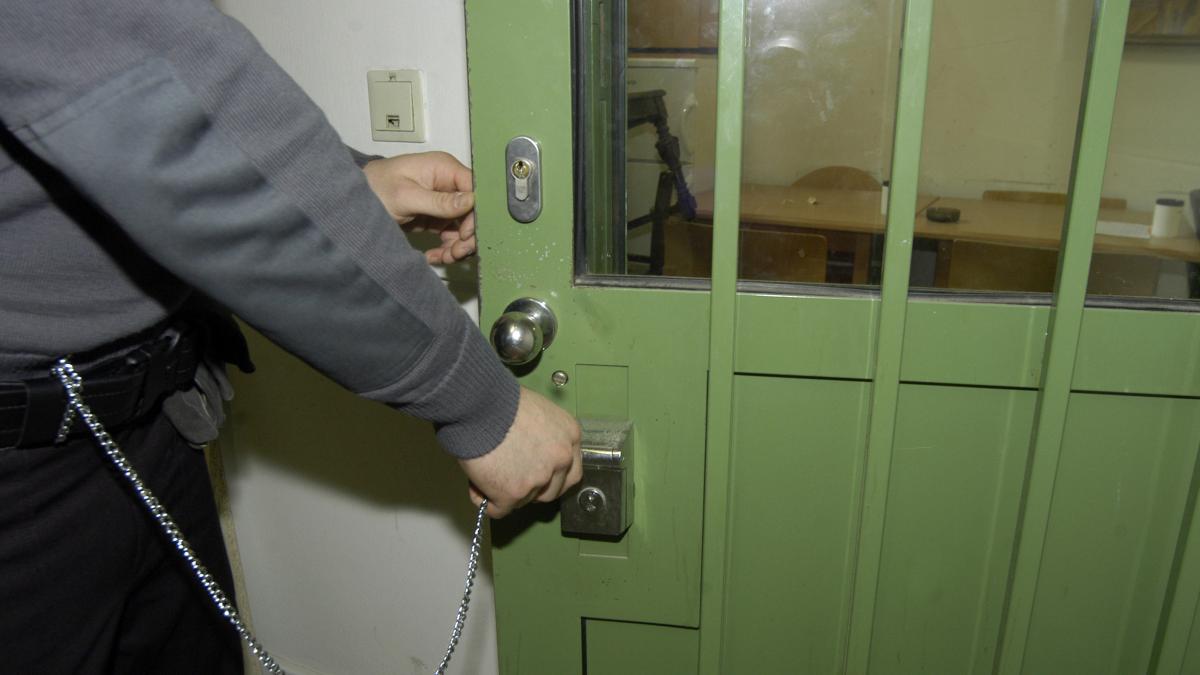 un gardian dintr o inchisoare italiana a murit de cancer pulmonar dupa ce a inhalat ani de zile fumul de la tigarile detinutilor