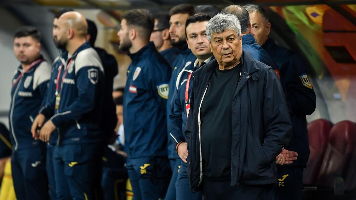 poza in care apare Mircea Lucescu, selecționerul echipei naționale a României