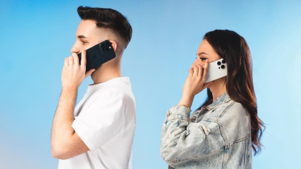 barbat femeie vorbind la telefon