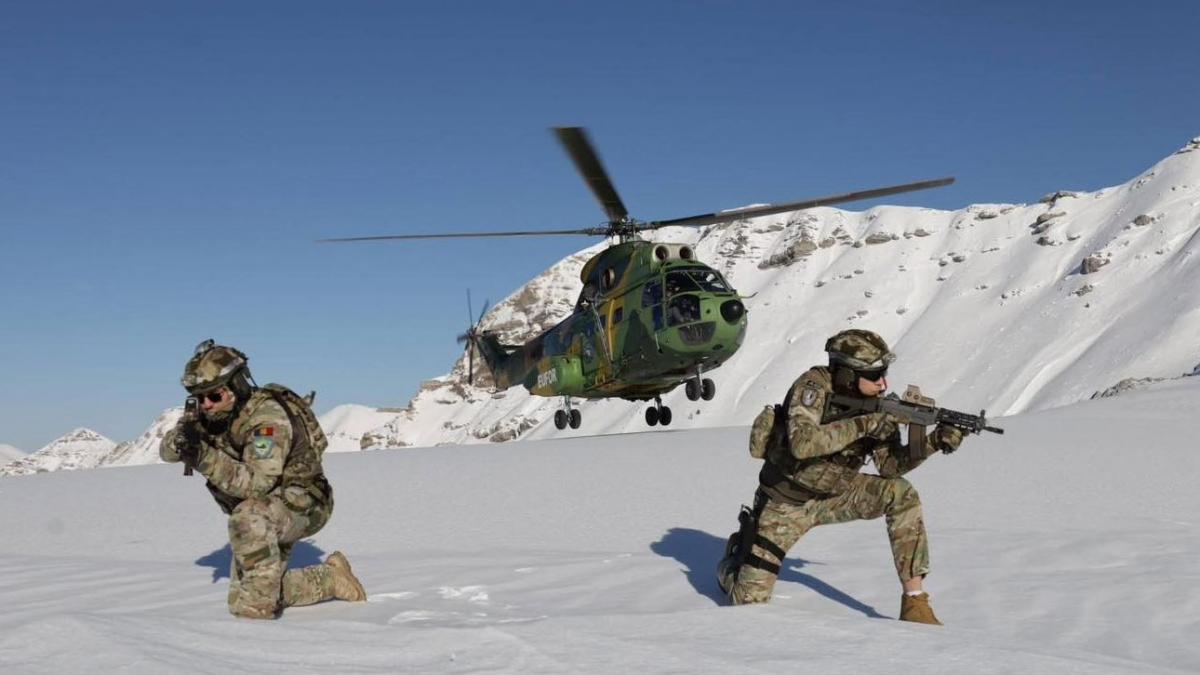 doi soldati si un elicopter al armatei romane 