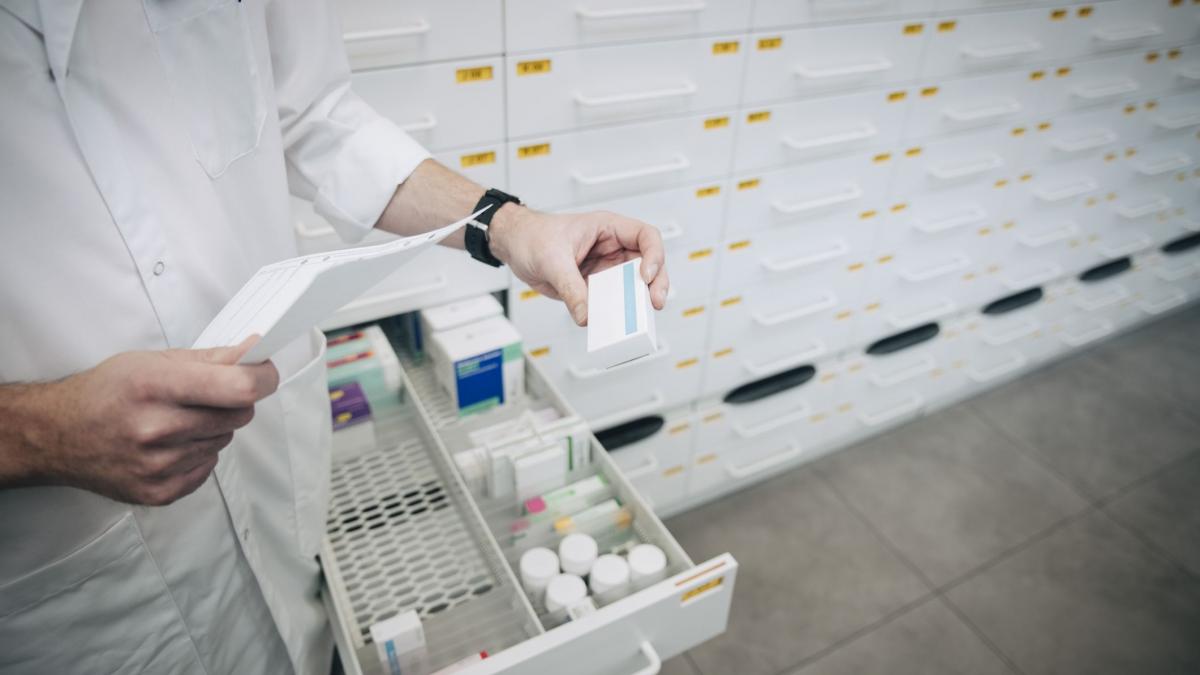 farmacista elibereaza o reteta