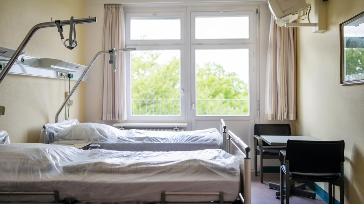 canera de spital cu doua paturi goale