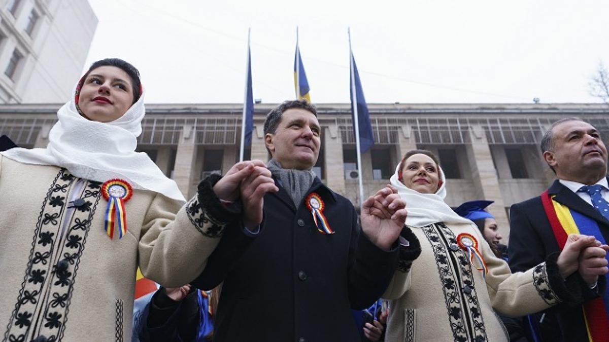 nicusor dan a dansat in hora unirii alaturi de sustinatori la focsani