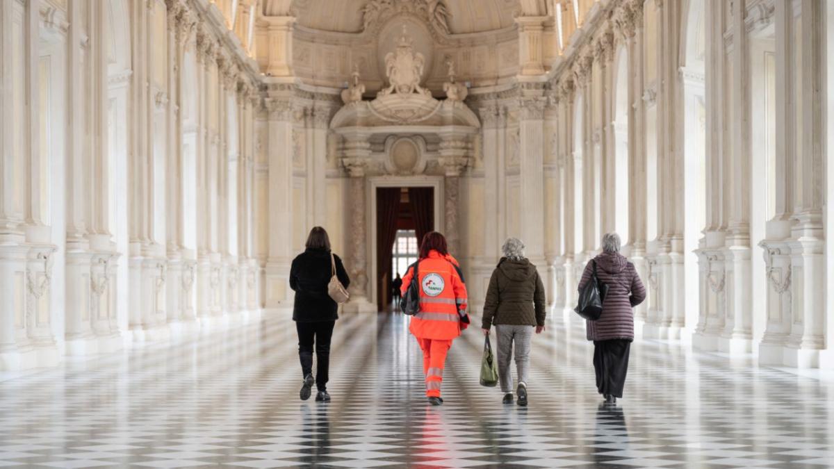 mai multe persoane insotite de personal medical la muzeu ca terapie