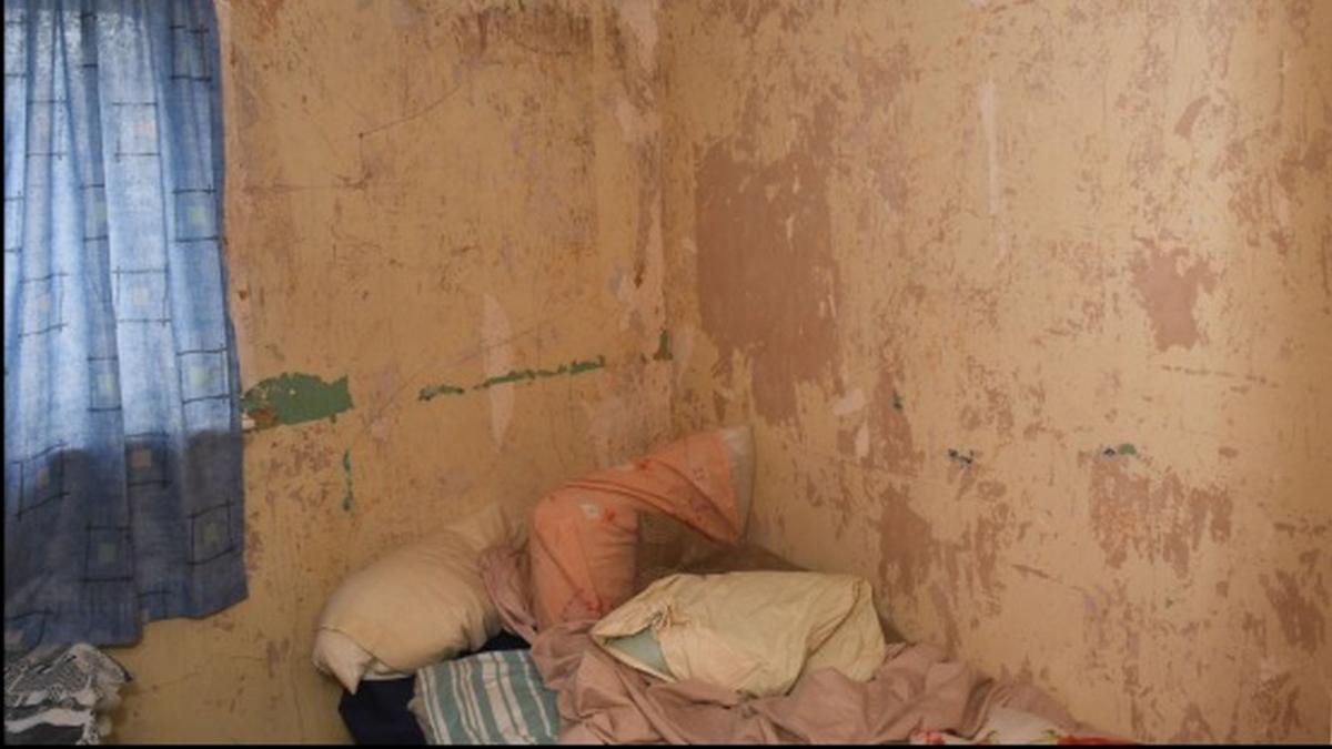 imagini din incaperea unde o tanara a fost tinuta sclava timp de 25 de ani