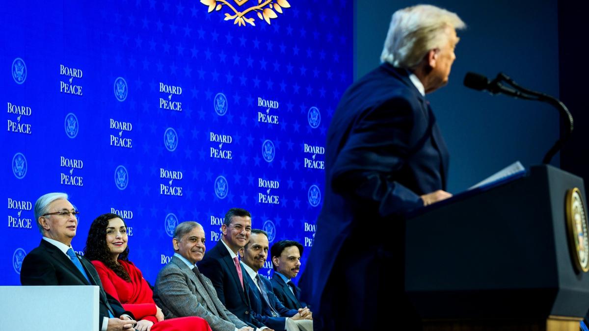 lideri ai țărilor invitate la „Consiliul de Pace” îl privesc pe Trump vorbind