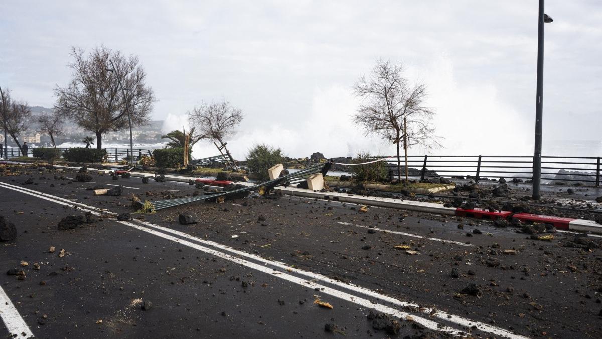 furtunile fac ravagii in sicilia peste 1 000 de persoane au fost evacuate dupa o alunecare de teren situatia este critica