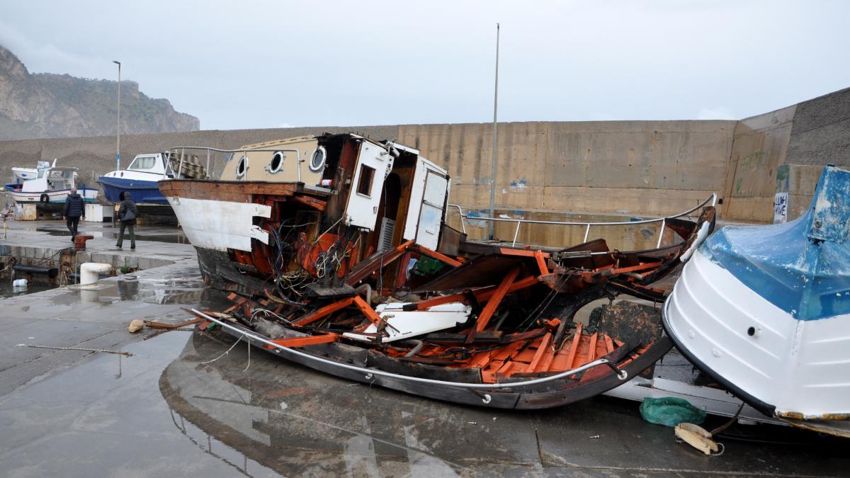 italia declara stare de urgenta in regiunile din sud dupa furtuna violenta in sicilia sunt raportate pagube de 740 milioane de euro