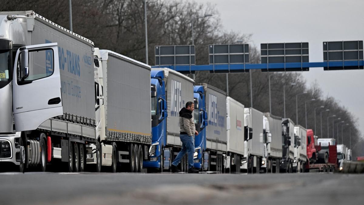 proteste la frontierele ue sute de soferi din balcanii de vest blocheaza traficul de marfuri