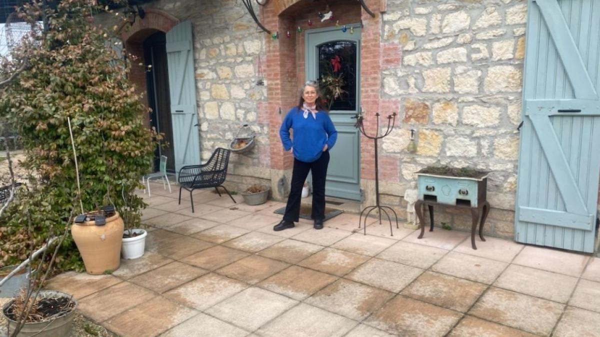 dupa ce si a dat toate economiile de o viata pe o casa o femeie a aflat ca autobuzele ii vor traversa gradina in franta