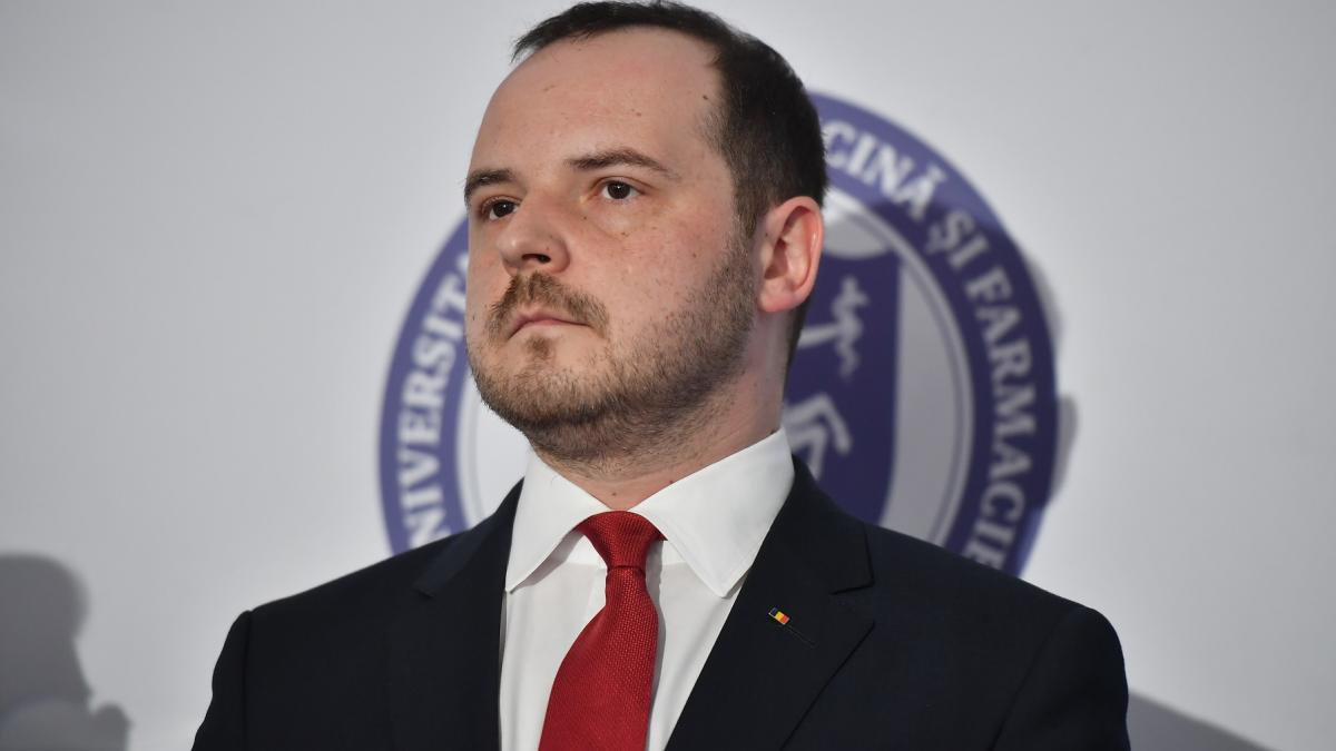 poza in care apare Alexandru Rogobete, ministrul Sănătăţii