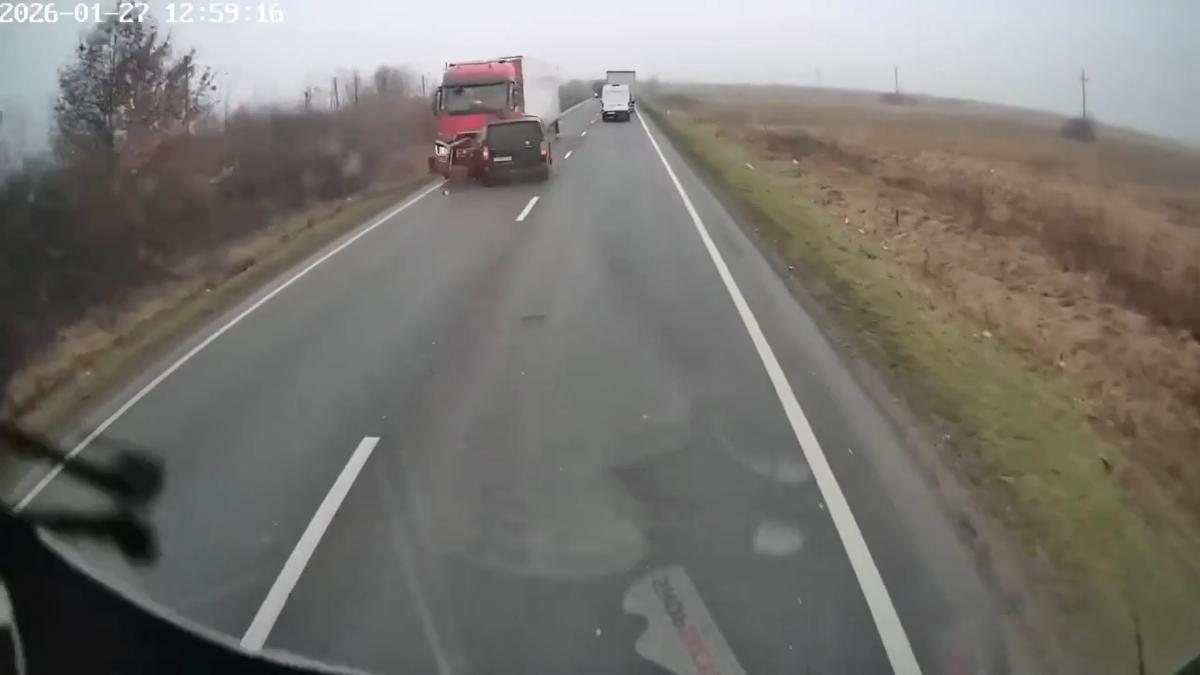 momentul tragediei din timis in care sase oameni au murit a fost filmat soferul microbuzului intra inexplicabil direct intr un tir