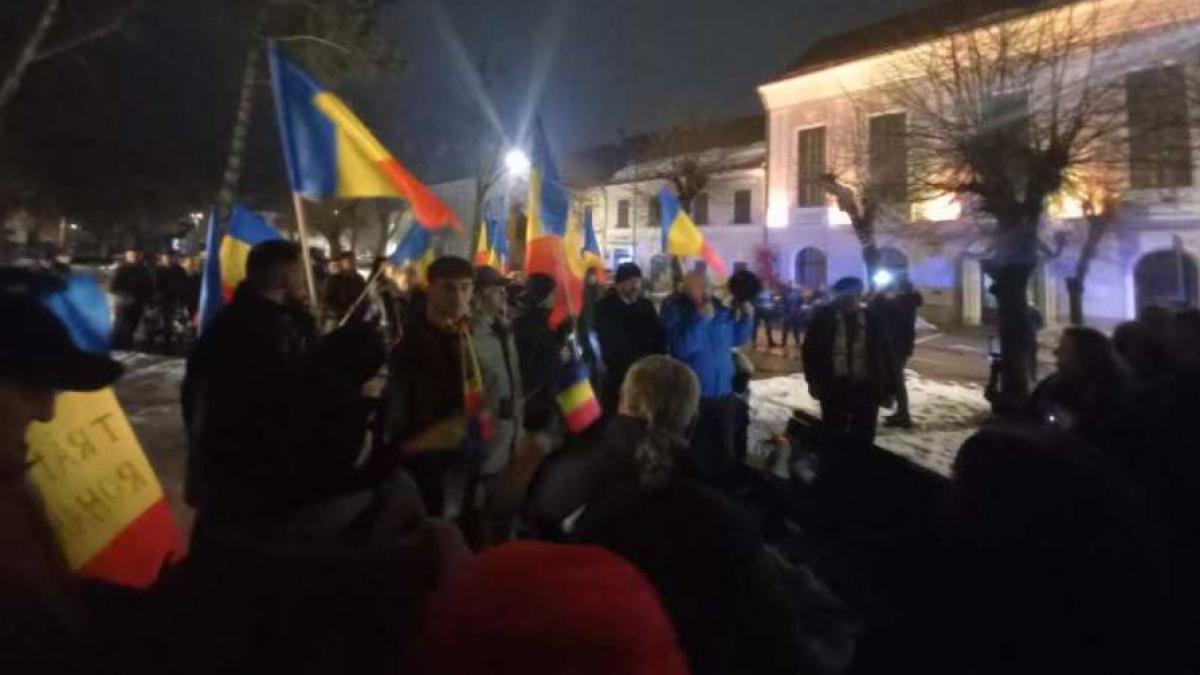 protest organizat de aur la bistrita fata de majorarea taxelor si impozitelor locale oamenii au strigat demisia si hotii
