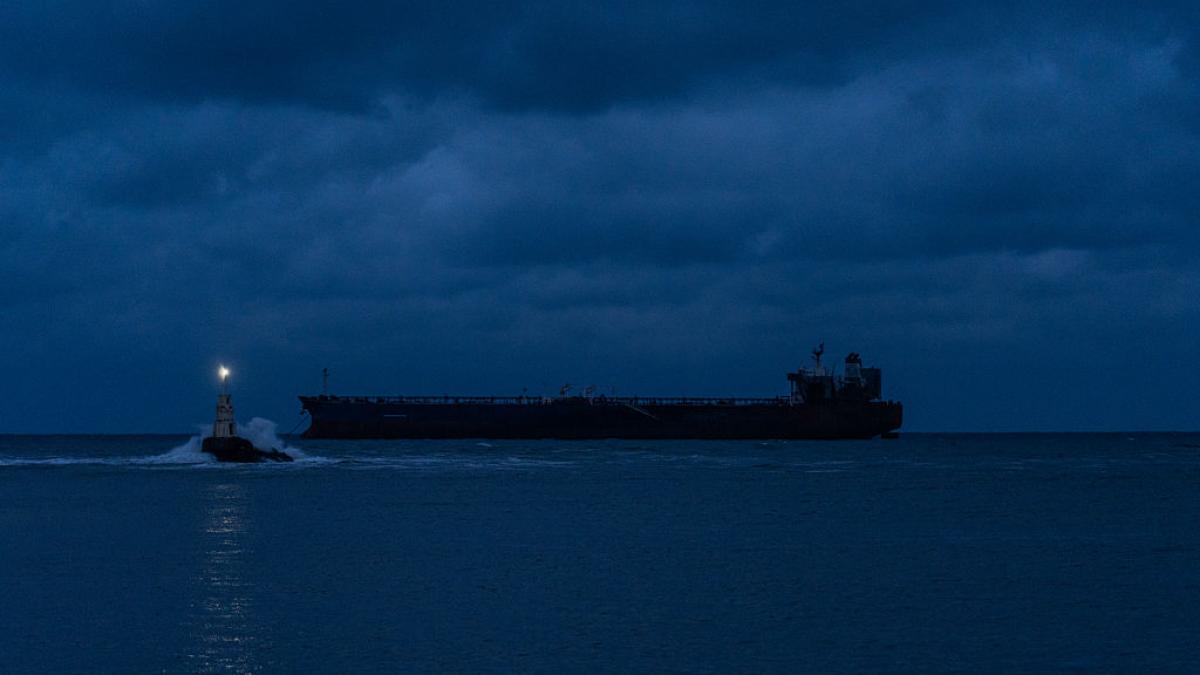 spaniolii monitorizeaza in marea mediterana un petrolier suspect cu motorul defect ce face parte din flota fantoma a rusiei