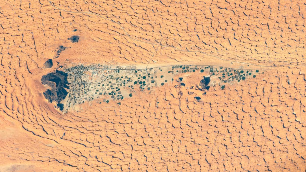 oras jubbah arabia saudita desertul nafud imagine din spatiu