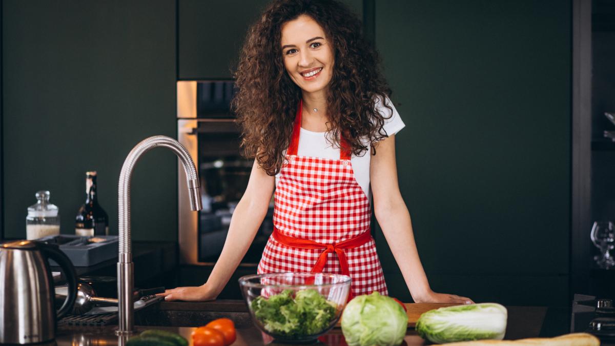 femeie zambitoarea in bucatarie