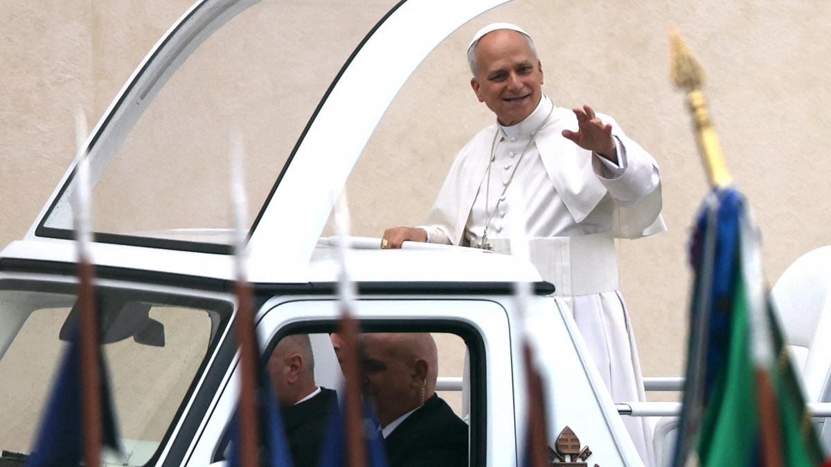 Papa Leon in papamobil saluta multimea
