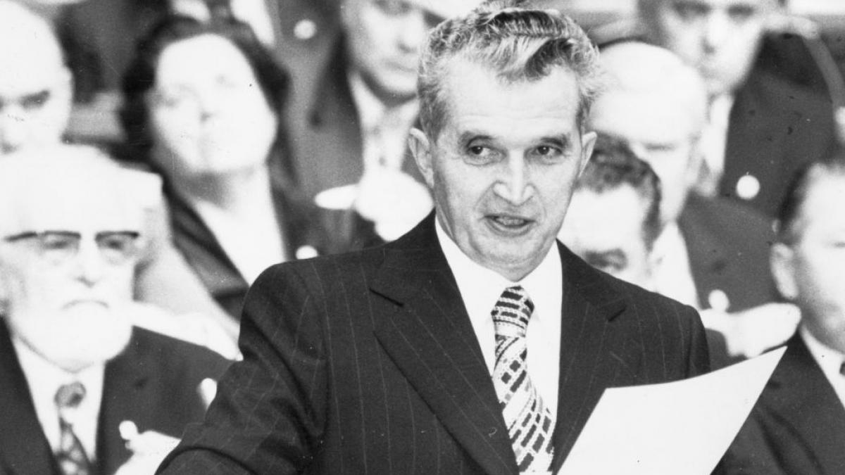 cnsas ce fura securitatea comunista din coletele romanilor brontozauri de jucarie chiloti de dama si guma de mestecat