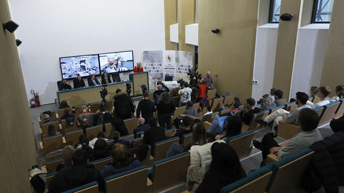 studenti in amfiteatru, facultatea de Stomatologie