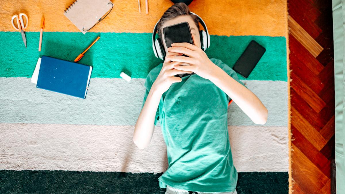 copil adolescent minor telefon mobil smartphone