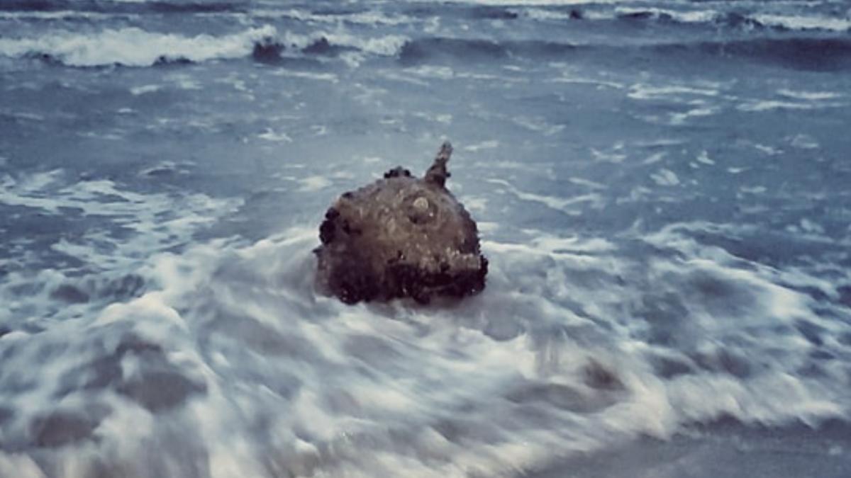 o mina marina a esuat pe o plaja din romania mapn o echipa de scafandri actioneaza pentru identificare si neutralizare