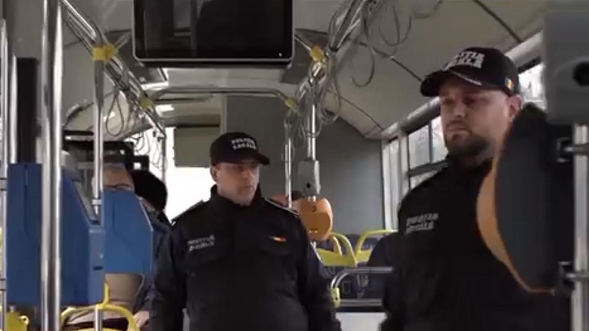 poza in care se vad 2 politisti locali intr-un autobuz din Ploieşti