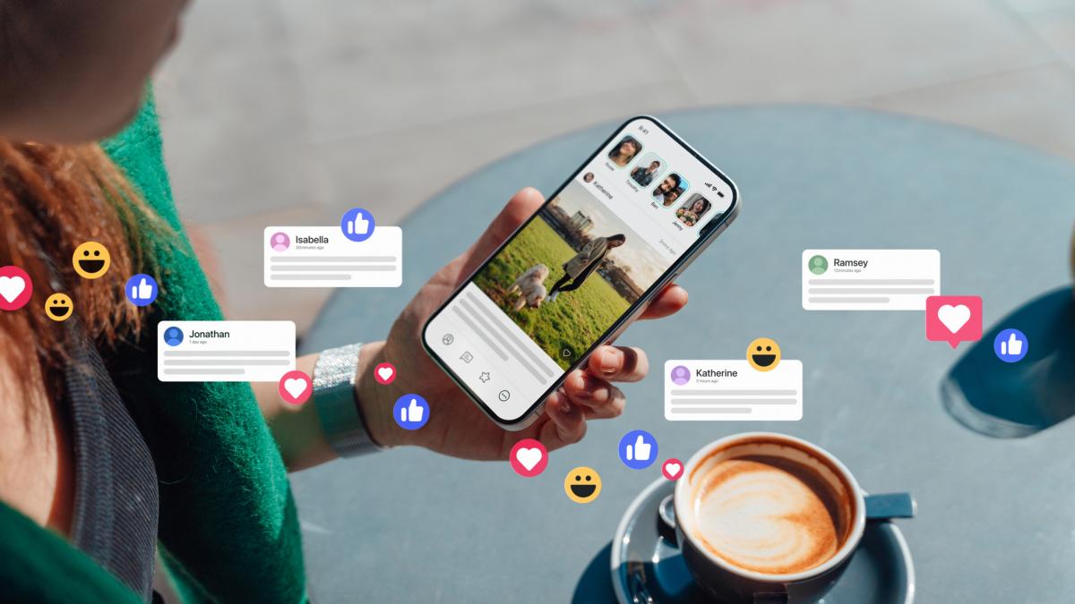 poza in care apare o femeie din profil, dar fara sa i se vada fata, in timp ce foloseste telefonul pe o retea sociala