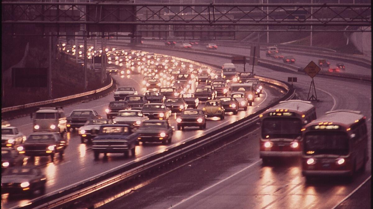 trafic intens pe o autostradă seara vreme ploioasa