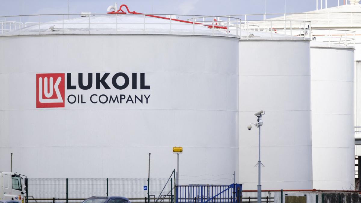 lukoil si a vandut activele internationale inclusiv rafinaria din romania fondului american carlyle group