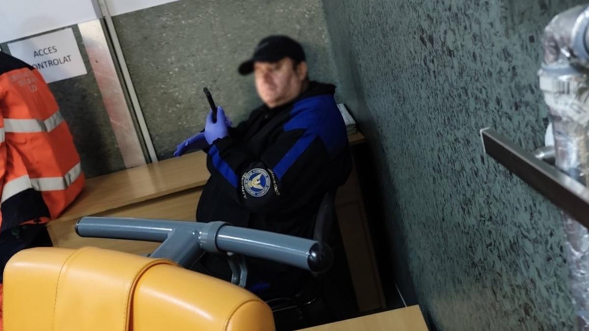 paznic sju arad a luat scaunul pacientei ca sa stea el pe telefon