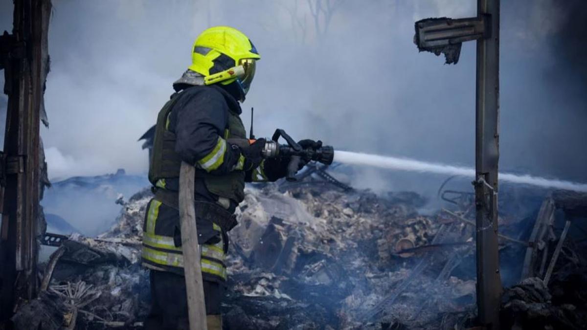 poza cu un pompier ucrainean care intervine la un incendiu izbucnit dupa un bombardament al Rusiei in Ucraina