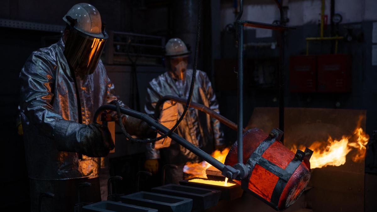 scandalul metalelor pretioase din germania angajatii gigantului heraeus acuzati de furt de platina si paladiu