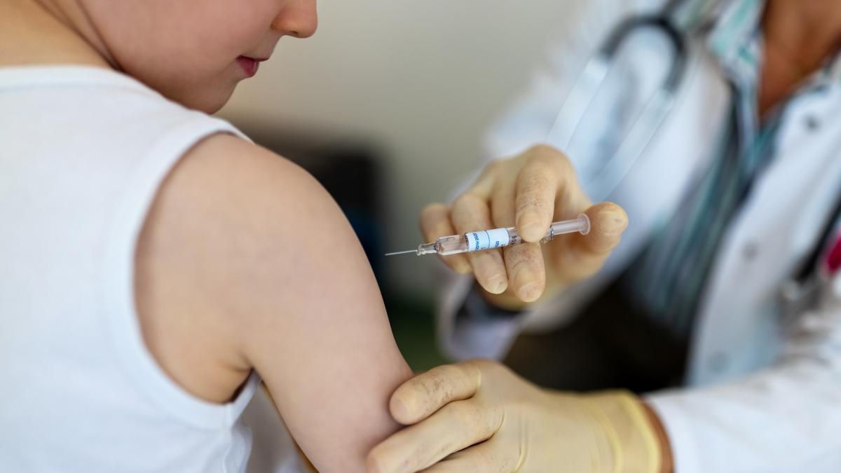 copil primește vaccin 
