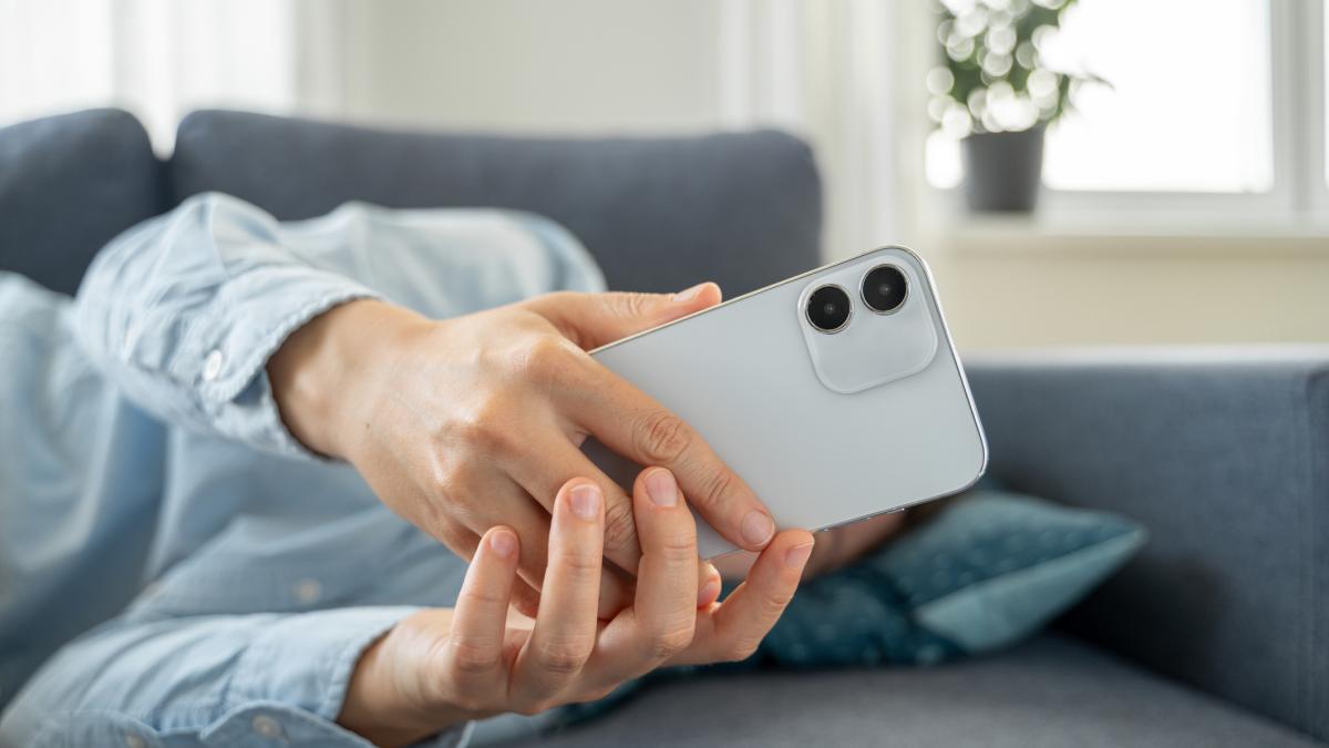 om cu telefonul in fata