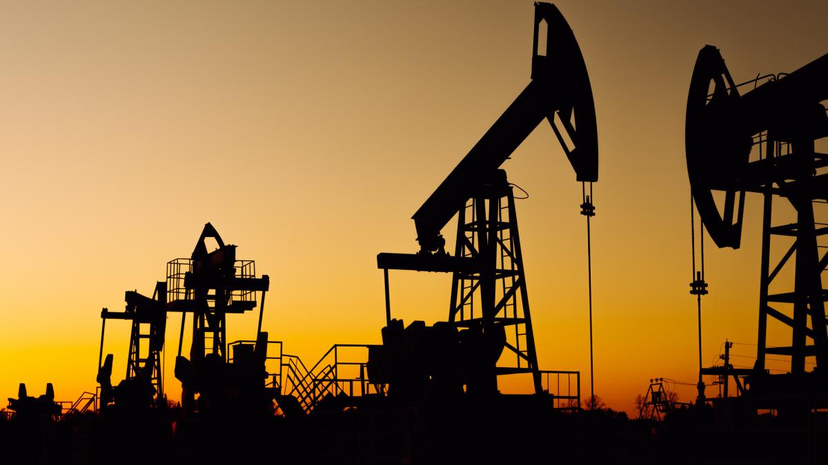 poza in care apare o rafinarie de petrol