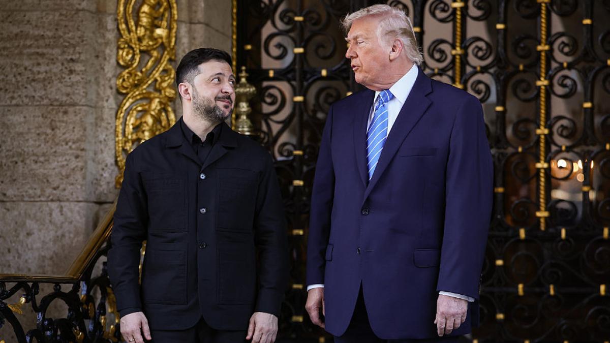 Volodimir Zelenski îl privește pe Donald Trump, în fața porții de la Mar-a-Lago.