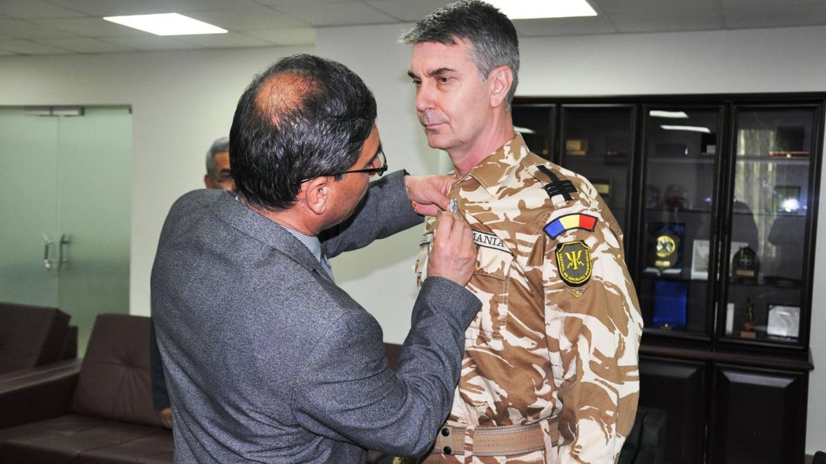 momentul în care sorin cîrstea e decorat de președintele afganistantului