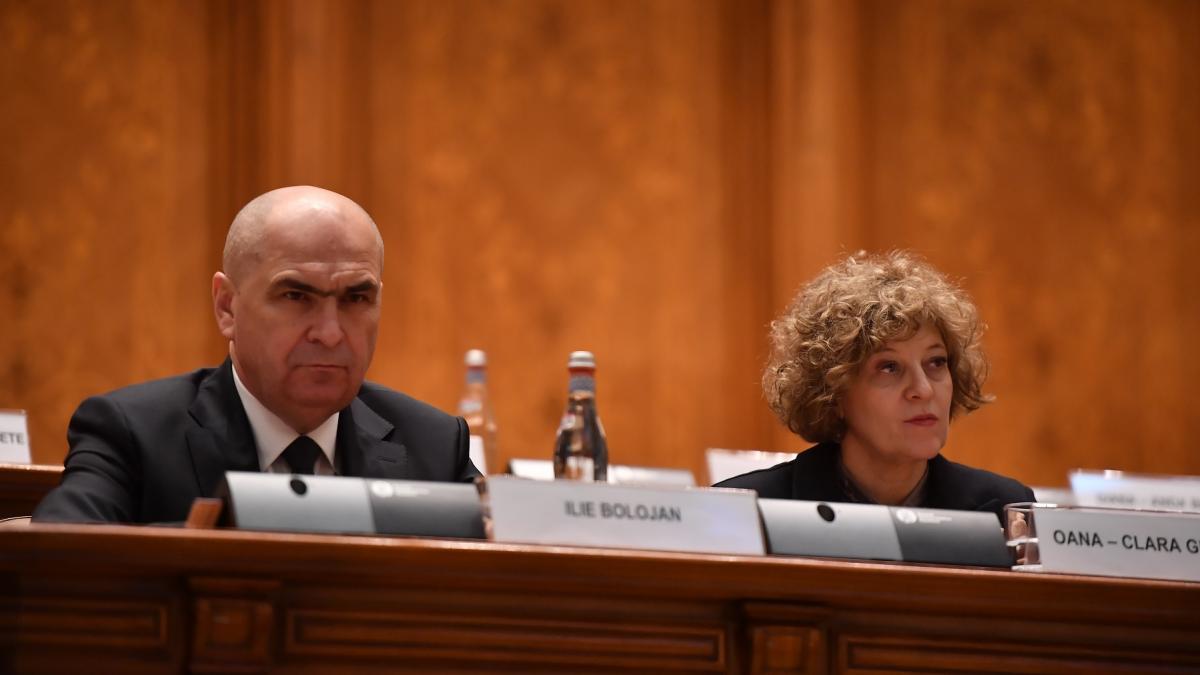 poza in care apar Ilie Bolojan, premierul României şi Oana Gheorghiu, vicepremierul României
